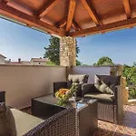 With Outdoor Swimming Pool 207 Сasa de vacaciones
