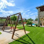 Сasa de vacaciones With Outdoor Swimming Pool 207