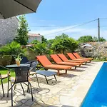 With Outdoor Swimming Pool 207 Сasa de vacaciones *