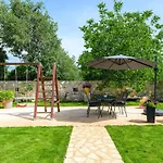 With Outdoor Swimming Pool 207 Сasa de vacaciones