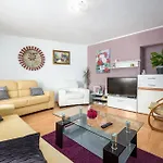 Сasa de vacaciones With Outdoor Swimming Pool 207 *