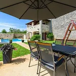 Сasa de vacaciones With Outdoor Swimming Pool 207