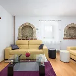Сasa de vacaciones With Outdoor Swimming Pool 207