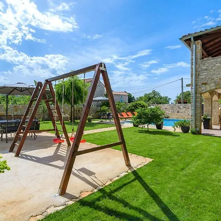 Vikendica Stunning Home In Svetvincenat