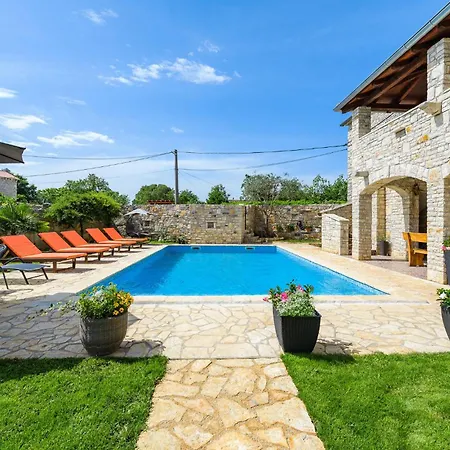 Сasa de vacaciones With Outdoor Swimming Pool 207 Svetvinčenat