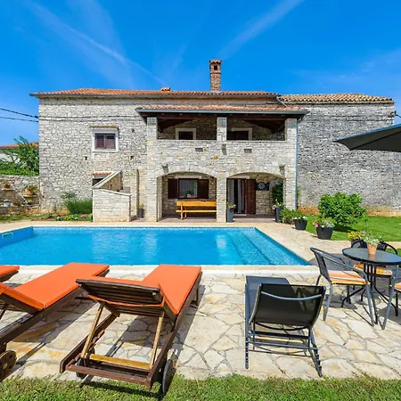With Outdoor Swimming Pool 207 Svetvinčenat
